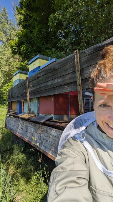 Glückliche Imkerin am Bienenstand in Mannheim am Feld Glückliche Imkerin am Bienenstand