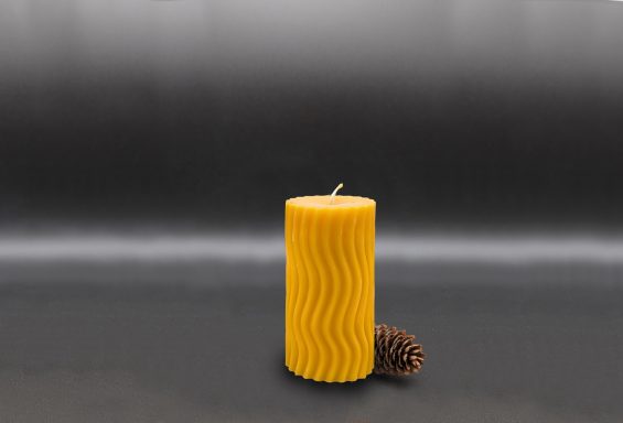 Kerze "gewellt" Bienenwachskerze mit Wellenmuster